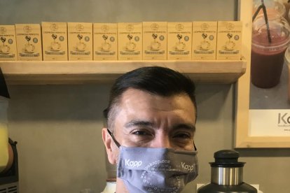 Varias personas en la terraza de un bar ayer en Doctora Castells.