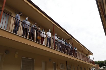 Unos 40 alcaldes, el subdelegado del Gobierno  y representantes del sector frutícola, en la presentación del manifiesto.