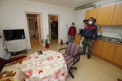 Unos 40 alcaldes, el subdelegado del Gobierno  y representantes del sector frutícola, en la presentación del manifiesto.