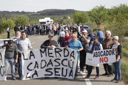 Las obras el día 4 de este mes cuando comenzaron y el mismo punto a la derecha, en la manifestación del pasado sábado contra el proyecto.