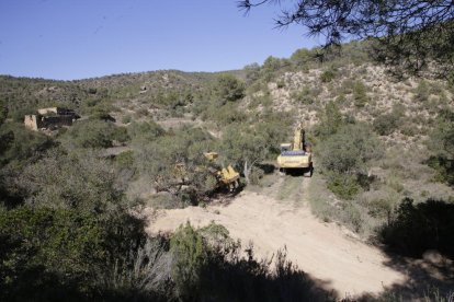 Las obras el día 4 de este mes cuando comenzaron y el mismo punto a la derecha, en la manifestación del pasado sábado contra el proyecto.