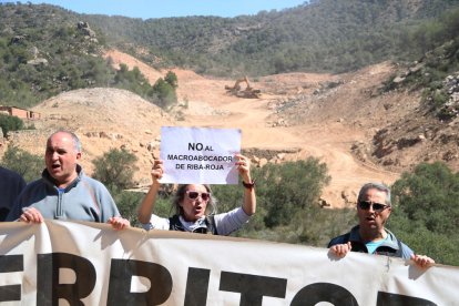 Las obras el día 4 de este mes cuando comenzaron y el mismo punto a la derecha, en la manifestación del pasado sábado contra el proyecto.