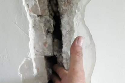 Foto hecha por un vecino de una grieta hace meses.