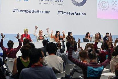 Lleida - Uns 250 alumnes de l’escola Sant Jordi de Lleida es van manifestar al pati amb pancartes amb lemes com “Per un món millor” i “Volem un planeta net”.
