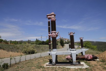 Els disjuntors procedents d’una central hidroelèctrica, amb la presa de Sant Antoni de fons.