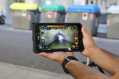 Un operari amb la perxa i la càmera incorporada.