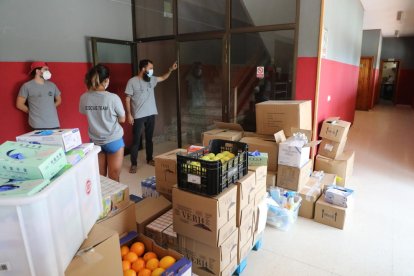 Una parella de Mossos ahir a l’interior d’un dels establiments comercials d’Aitona.