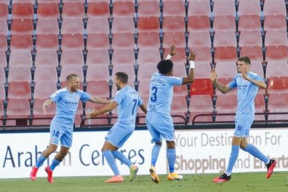 Los jugadores del Girona celebran uno de los goles frente al Almería, que seguirá en Segunda.