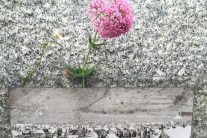 Monolito de recuerdo en Arles-sur-Tech  -  La leridana Àngels Berengueres (2ª por la izquierda), acompañada de primos y de una bisnieta de Miquel Tarré, el año pasado junto a la estela funeraria y el espacio de homenaje levantado en el cemente ...