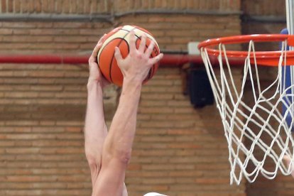 Stutz, en una acción con Lundqvist, durante el partido de ayer.