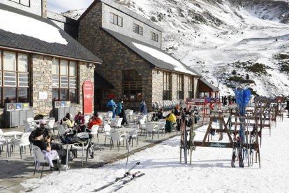 Uns dels primers esquiadors que van estrenar ahir la temporada de neu a Baqueira.