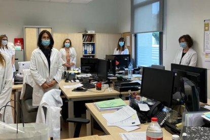 Emotiu silenci - El personal sanitari de Lleida, igual que el de tot l’Estat, va parar ahir al migdia durant dos minuts per homenatjar els seus companys morts que van lluitar contra el Covid-19. En aquestes imatges apareixen professionals del CAP ...