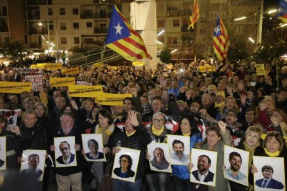 Els concentrats a Ricard Viñes van cantar ‘Els Segadors’ al finalitzar la protesta.