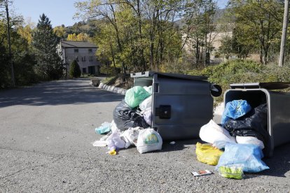El cartró i la resta d’escombraries ja es col·lapsen en algunes illes de la capital de la Noguera.