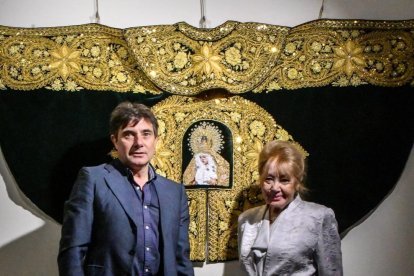 Las monjas clarisas del convento de Santa Clara de Balaguer confeccionando trajes de torero, ayer.