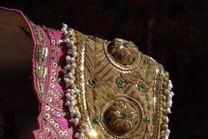 Las monjas clarisas del convento de Santa Clara de Balaguer confeccionando trajes de torero, ayer.