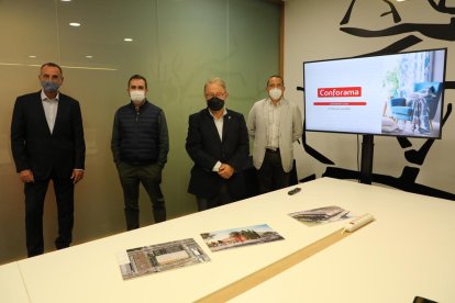 Responsables de Conforama i de la Paeria, ahir en la presentació.