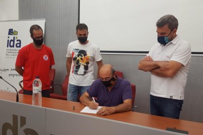 Una acción del partido amistoso entre Lleida Llista y Alpicat ayer con las reformas del pabellón de Bell-lloc ya acabadas.