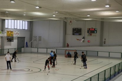 Una acción del partido amistoso entre Lleida Llista y Alpicat ayer con las reformas del pabellón de Bell-lloc ya acabadas.