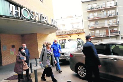 La consellera Vergés, ahir a la sortida de l’hospital de Tremp.