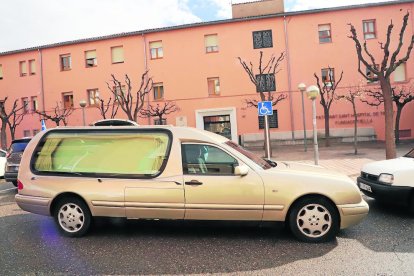 La consellera Vergés, ahir a la sortida de l’hospital de Tremp.