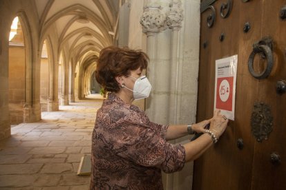 Alguns primers visitants ahir al claustre de la Seu Vella de Lleida, després de tres mesos de tancament.