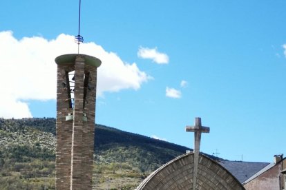 El pavimento actualmente levantado de la plaza Mercadal en el centro histórico de El Pont.
