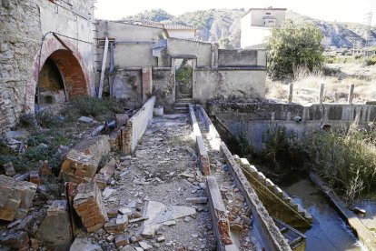 La nau central de l’antiga tèxtil, on és necessari frenar el deteriorament, ja que s’està desplomant el sostre.