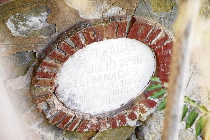 La nau central de l’antiga tèxtil, on és necessari frenar el deteriorament, ja que s’està desplomant el sostre.