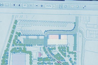 La nau central de l’antiga tèxtil, on és necessari frenar el deteriorament, ja que s’està desplomant el sostre.