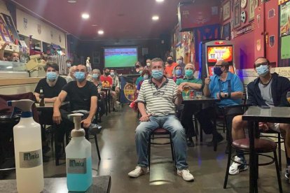 Arturo Vidal és felicitat després del primer gol en un estadi buit.