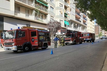 Desalojan un edificio por un incendio en un piso del barrio de Cappont de Lleida