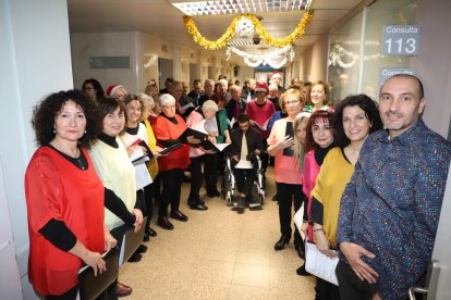 El comedor de Maristes acogió la comida navideña a la que asistieron 120 personas.