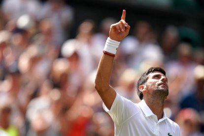 Rafa Nadal se despide de los aficionados, con Federer a su lado, tras caer ante el suizo.