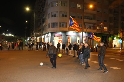 Cuixart, ayer, levantando el pulgar a la entrada de su empresa, situada en Sentmenat.