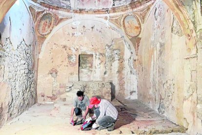 Vista aérea de la rehabilitada ermita de Sant Jaume, con la cueva que se alza por encima del edificio.