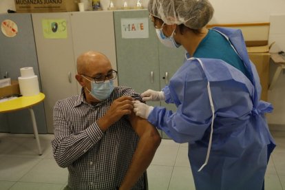 Dos de les primeres persones que ahir es van vacunar de la grip al centre cívic de Cappont.
