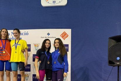 El equipo 4x100 estilos del Inef con Emma Carrasco sosteniendo el trofeo a la mejor infantil.