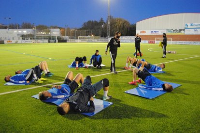 Jugadores de la base del Pardinyes, durante el entrenamiento de ayer.