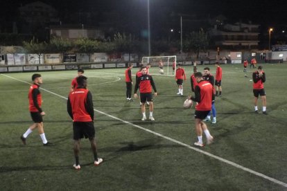 Jugadores de la base del Pardinyes, durante el entrenamiento de ayer.