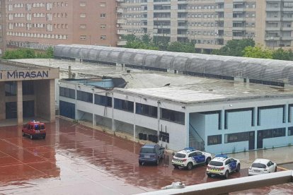 S'ensorra part de la teulada del col·legi Mirasan de Lleida