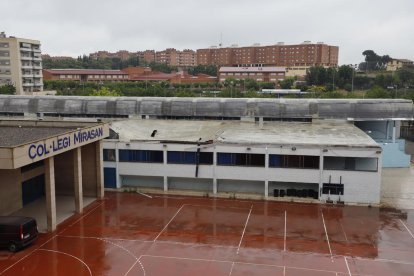 Restos del tejado del polideportivo del colegio Mirasan, que colapsó ayer a primera hora por la acumulación de agua.