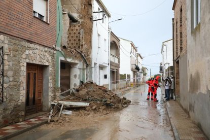 Restos del tejado del polideportivo del colegio Mirasan, que colapsó ayer a primera hora por la acumulación de agua.