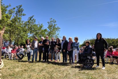 Una de las pintadas en la fachada del monasterio de Les Franqueses declarado monumento nacional.