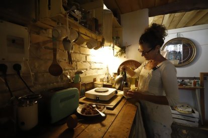 Rous dedica todo su tiempo durante las semanas del estado de alarma a explorar nuevas conceptos creativos en su estudio.