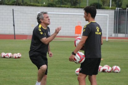 Jordi Escura dirigint una sessió física als jugadors del Qingdao Huanghai, de la màxima categoria xinesa.