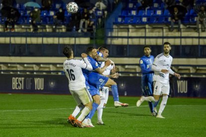 El públic va poder assistir al partit i uns 400 espectadors es van asseure a la grada.