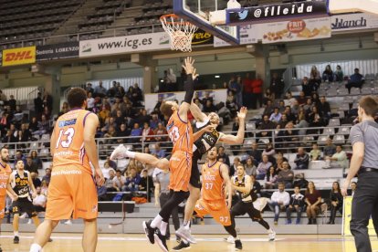 La actuación arbitral desquició a los aficionados.