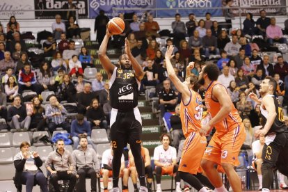 La actuación arbitral desquició a los aficionados.