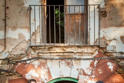 Sessió escolar - Els cinc actors de la companyia, amb l’escriptor Pep Coll, ahir al matí al Teatre de l’Escorxador, on van oferir una funció de Terra de voltors davant d’alumnes d’institut, a l’espera de l’estrena el proper dia 31.